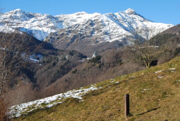 Vista Oropa e cresta dal Monte Rosso al Monte Tovo da alpeggi sovrastanti il sentiero D4