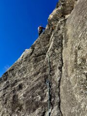 Sulla seconda lunghezza di 5C dove all'uscita incombe il roccone.