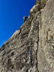 Sulla seconda lunghezza di 5C dove all'uscita incombe il roccone.