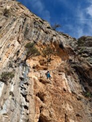 Rainbow, la curiosa caverna a metà parete