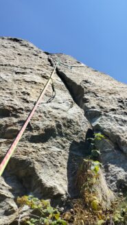 oplus_32 la fessura dell'ultimo tiro che va a collegarsi con la normale. Duro il passo d'entrata. 