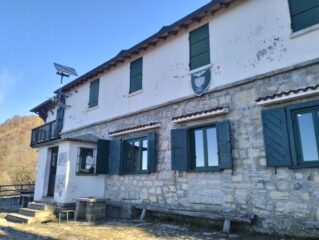  Passo al Rif. Riella . Aperto quasi tutti i weekend.
