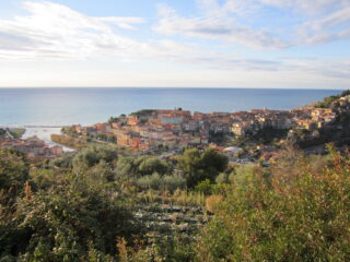 Ventimiglia salendo alla Madonna delle Virtù