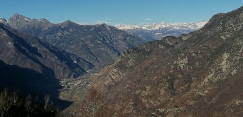Panorama sulla valle e in fondo Gran Combin