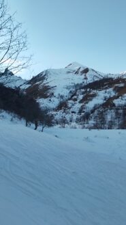 La vetta dalla strada dopo aver abbandonato la pista da discesa