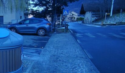 Parcheggino e le paline a destra sù di là fin sopra le case(anche se c'è scritto 19 )dove troviamo le altre paline 10 e 10A.