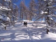 Dal colle, verso il panoramico dosso che lo sovrasta.