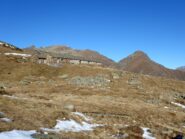 Arrivando all'Alpe Mora, con M.te Camino e M.te Tovo in secondo piano.