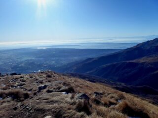 Sguardo verso la pianura dal Poggio Frassati. Si notano il Lago di Viverone e, sulla destra, il lontano Monviso.