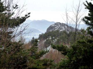 Rocca Sella vista salendo al Sapei mentre inizia a nevicare.
