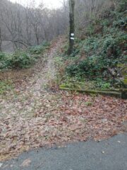 Lo stacco del sentiero del Poero dalla strada per Bagneri, appena dopo il ponte sul Torrente Janca