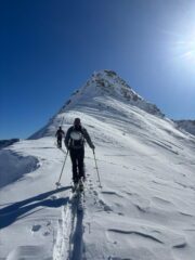 Sulla cresta con in vista la cima
