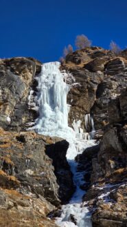 La cascata vista dall'attacco (al rietro, ormai tutta assolata)