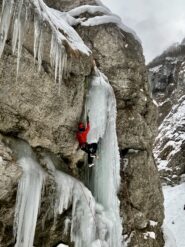 Tiro di misto adiacente al salto di ghiaccio di cui alla foto 1