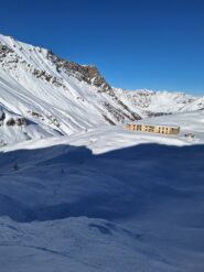 In discesa nei pressi della caserma dei Laghi