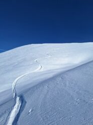 Pendio iniziale, incredibilmente non pelato dal vento ma in ottima neve