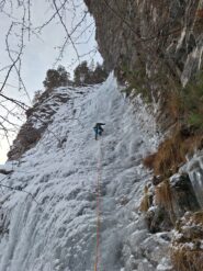 Marco sulla cascata