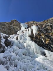 La cascata al sole in mattinata