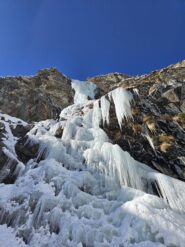 La cascata al sole in mattinata