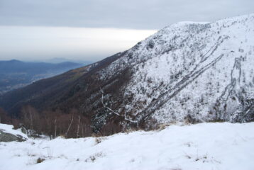 Dal belvedere sul sentiero E10-Il sentiero E1 che aggira il Monte Cucco