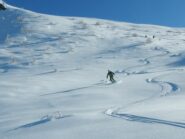 discesa su uno strato di neve polverosa di 10/15 cm su fondo portante