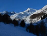 Al centro il Monte del Chiamossero