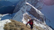 Alle nostre spalle il breve tratto alpinistico che scende dall'anticima del M.Barbarossa. 