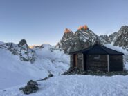 Vista dal rifugio al mattino, con il Col Collon davanti