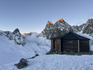 Vista dal rifugio al mattino, con il Col Collon davanti