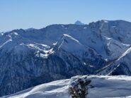 Il Monviso sbuca all'orizzonte