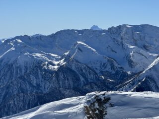Il Monviso sbuca all'orizzonte
