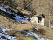 Oratorio sopra il villaggio con un idrante nel prato