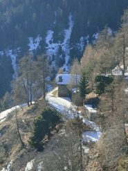 Ecco il retro con il campo da bocce protetto dalla staccionata 👏