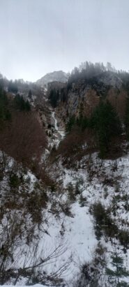 Cascata vista dal torrente.