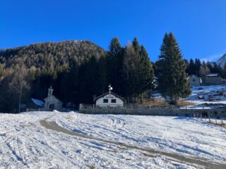 La Piana con chiesetta e baita del Consorzio.