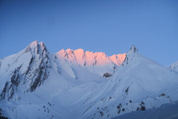 primo sole sugli spendidi canali del lato nord est del Grand Creton