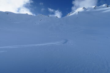 gran bella neve nel ripido canale