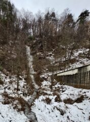 la cascata arriva al ponte della ferrovia 