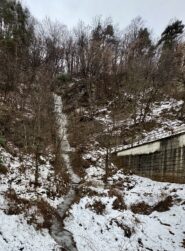 la cascata arriva al ponte della ferrovia 