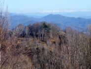 P.ta Meis dalla Chiesetta degli Alpini con sullo sfondo le montagne di Lombardia.