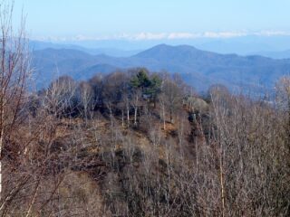 P.ta Meis dalla Chiesetta degli Alpini con sullo sfondo le montagne di Lombardia.