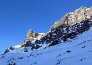 Il canale dalla klausenstrasse. In verde la salita normale, in giallo la variante
