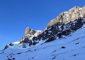 Il canale dalla klausenstrasse. In verde la salita normale, in giallo la variante