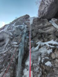 Tirone magistrale salito da secondi, con accesso dall’alto (a dx si intravede la linea risistemata con 4 fix e sosta).