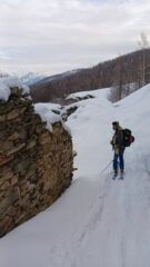 Tra i ruderi delle baite di Tiriera