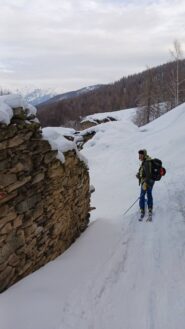 Tra i ruderi delle baite di Tiriera