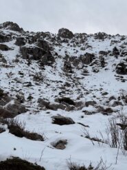 Se ingrandite la foto vedrete 3 persone che si ramponano all'attacco, mentre piu' sopra si nota un alpinista che e' gia' dentro il canale Ilaria!