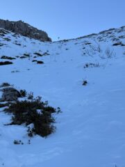 Dritto per dritto, punto verso la sella del canalone Comera 1790m. (segnavia in vista sulla cresta)