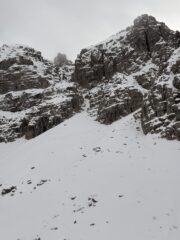 L'accesso ai 2 canali visto da lontano, Camosci a sx e Madonnina a dx