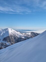 Salendo lungo la Piatta di Biasì, con la pianura di sfondo